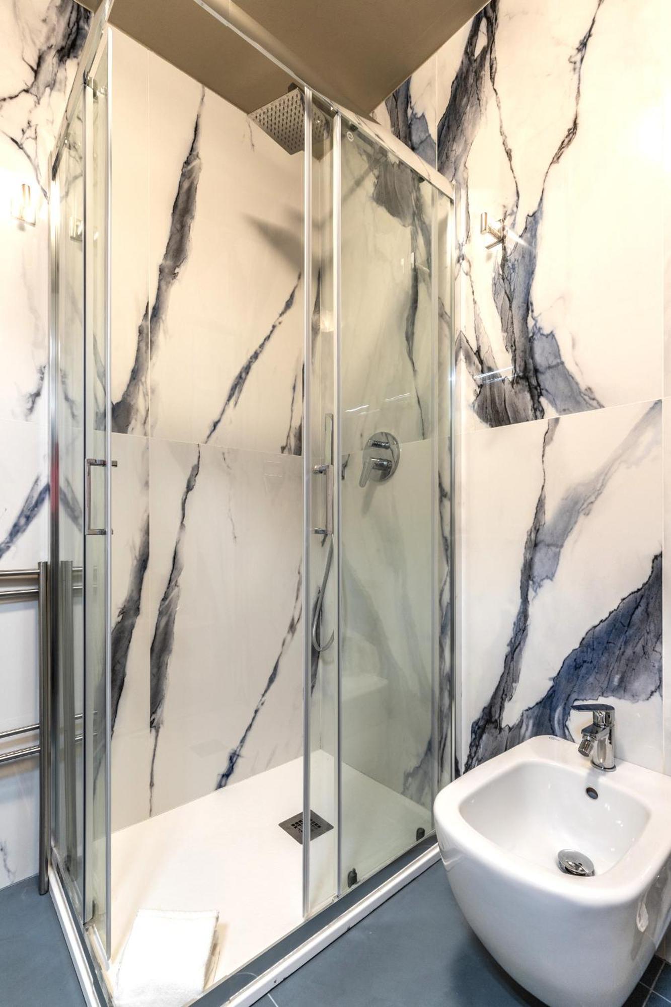 Stayeasy Quadronno33 - 3 Bedrooms, 2 Baths - Duomo Walking Distance Milan